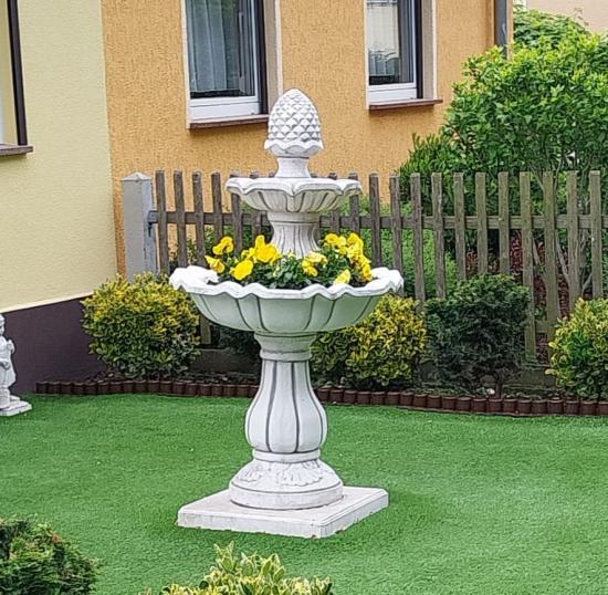 Standbrunnen mit Pinien Zapfen und Wasserschale
